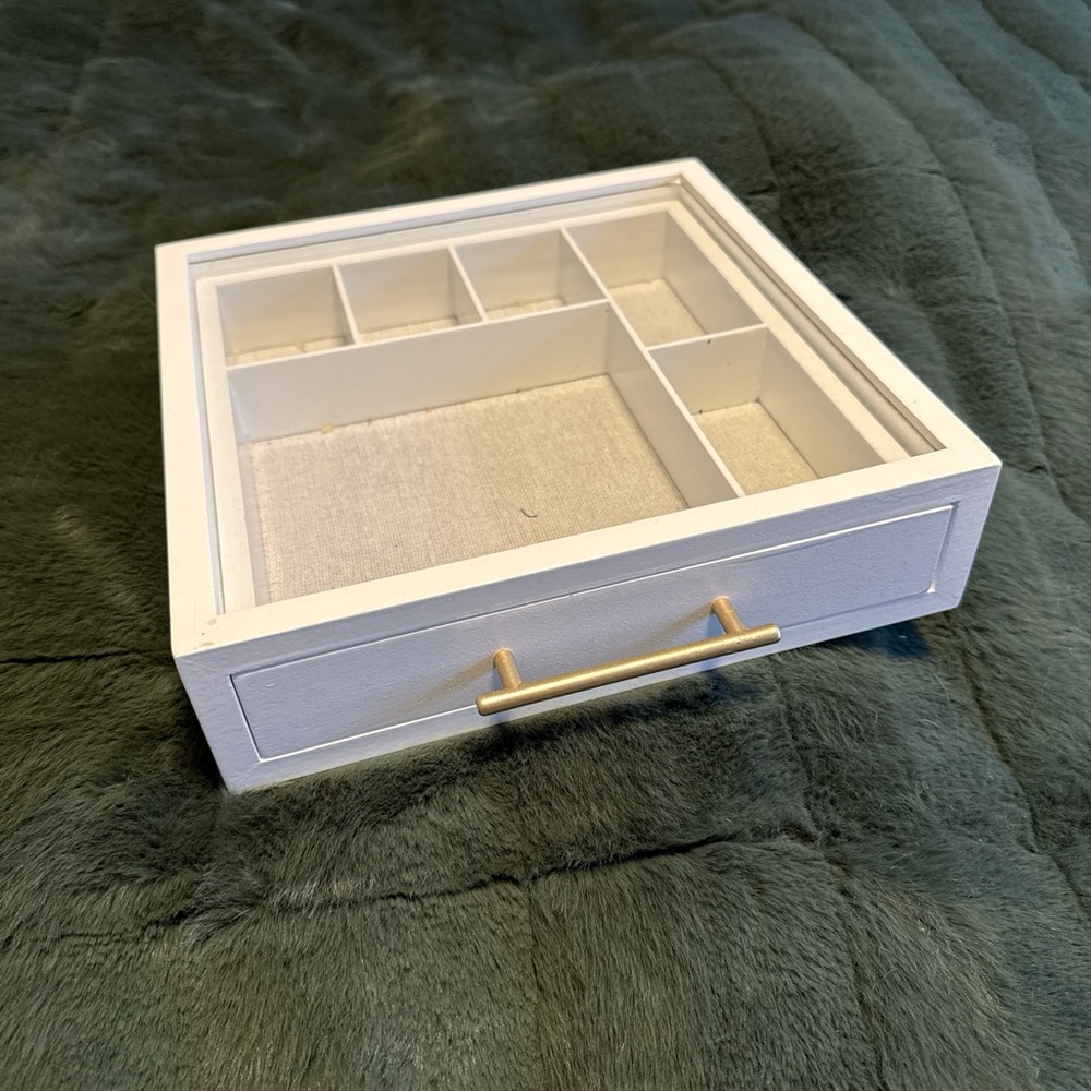 Jewelry box
